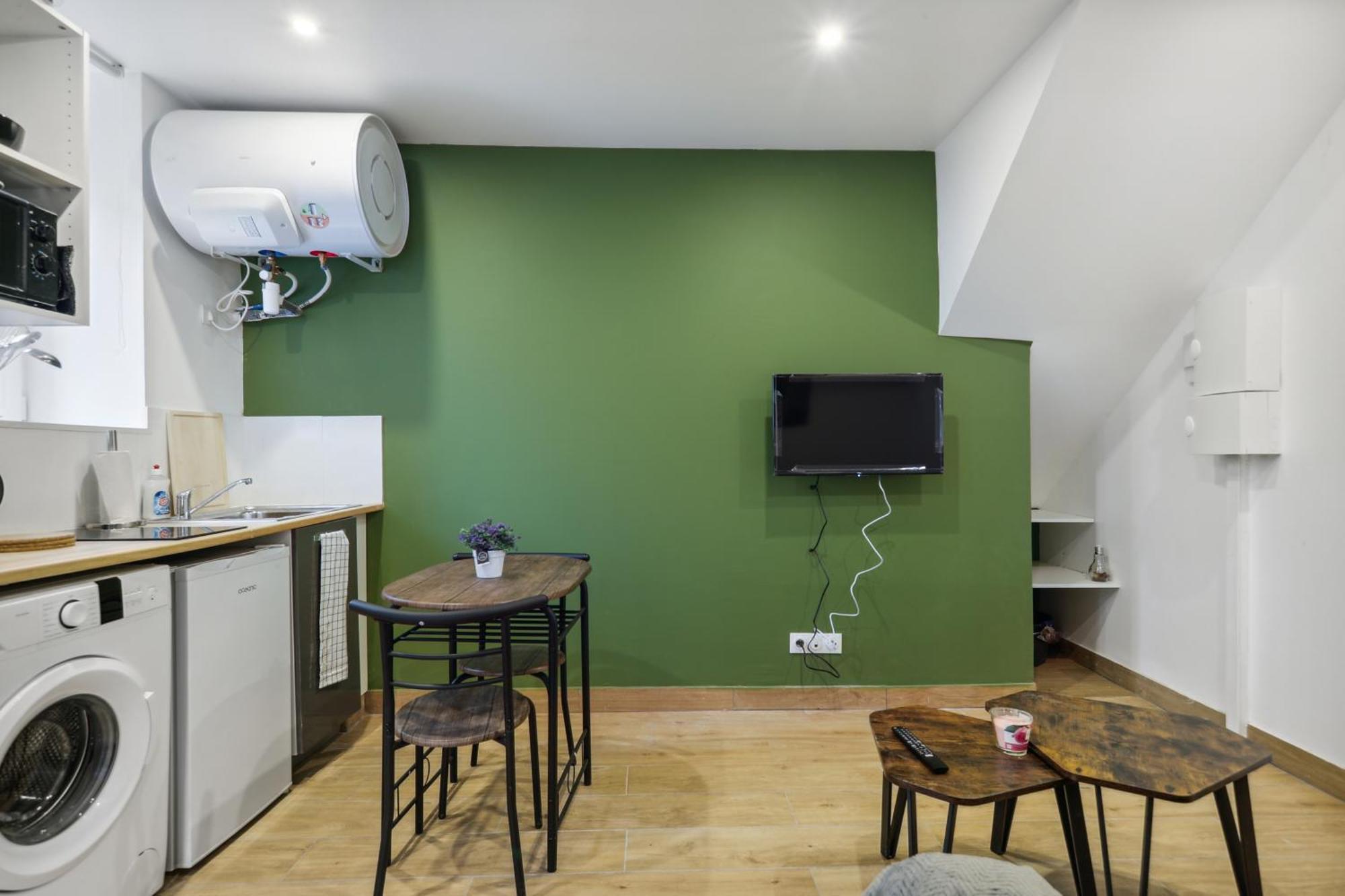 Chic Cosy Apart With Parking La Ferte sous Jouarre Bagian luar foto